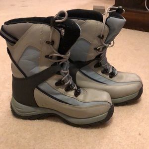 Thermolite snow boots size 2.5 kids or 4 woman’s